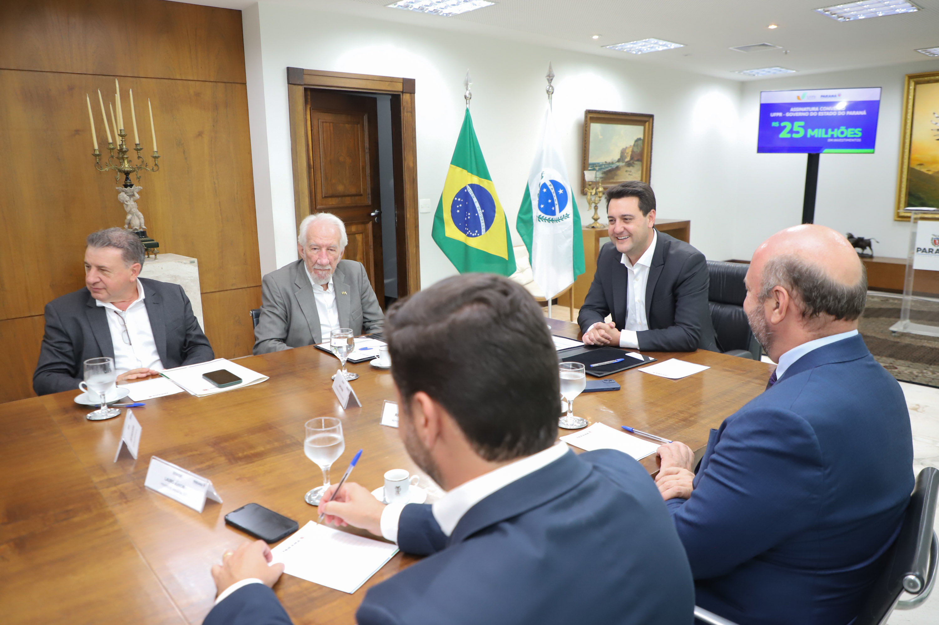 O governador Carlos Massa Ratinho Junior assinou nesta segunda-feira (02) o convênio entre o Governo do Estado e a Universidade Federal do Paraná (UFPR) para construção da sede própria da instituição em Jandaia do Sul, no Vale do Ivaí.