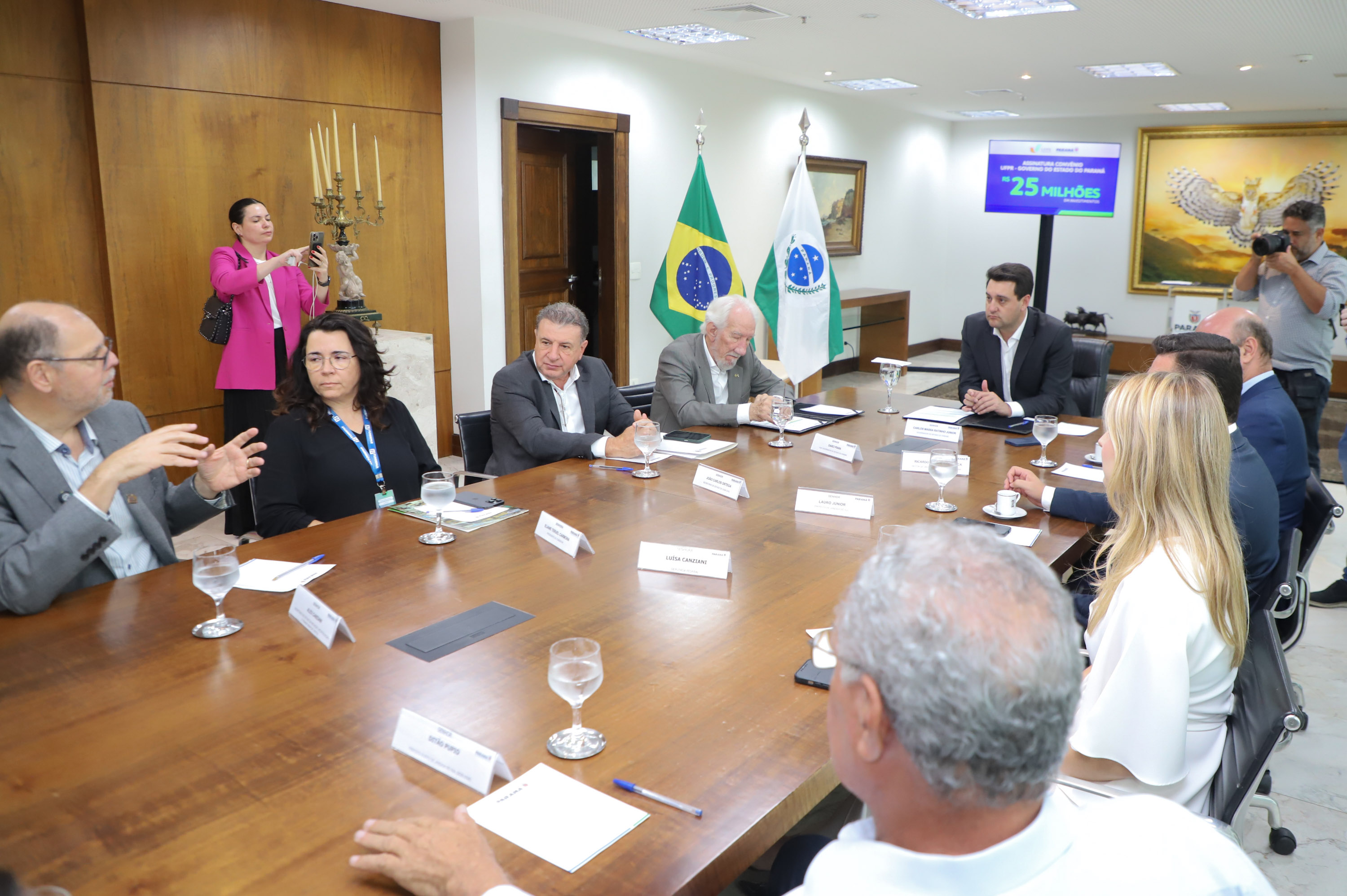 O governador Carlos Massa Ratinho Junior assinou nesta segunda-feira (02) o convênio entre o Governo do Estado e a Universidade Federal do Paraná (UFPR) para construção da sede própria da instituição em Jandaia do Sul, no Vale do Ivaí.