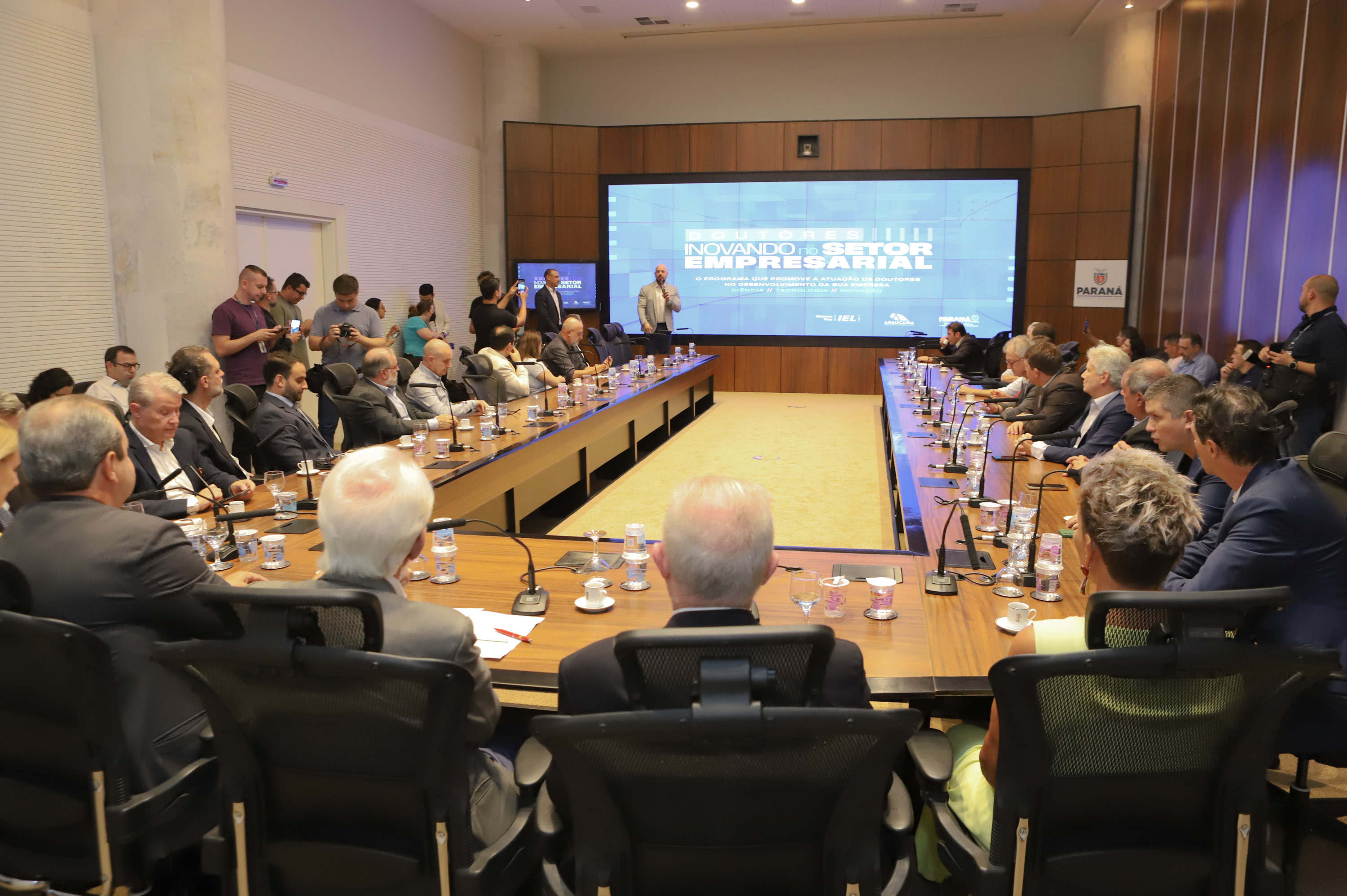 Estado concederá 100 bolsas de R$ 5 mil para doutores inovarem em empresas paranaenses