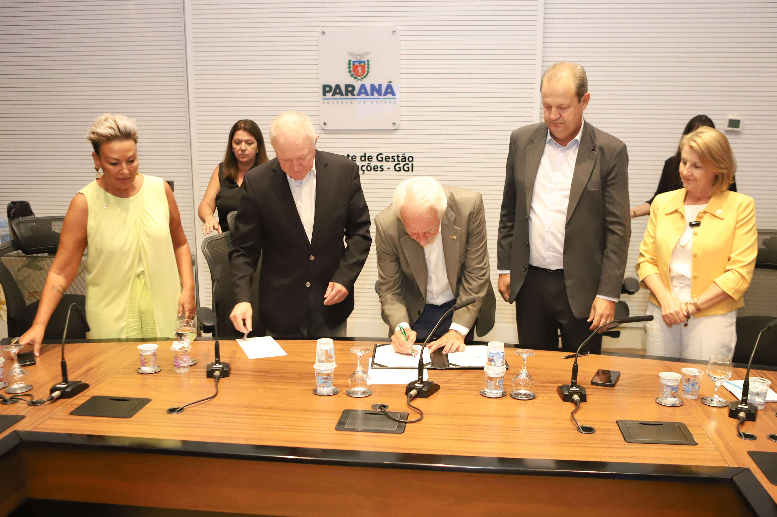 Estado concederá 100 bolsas de R$ 5 mil para doutores inovarem em empresas paranaenses