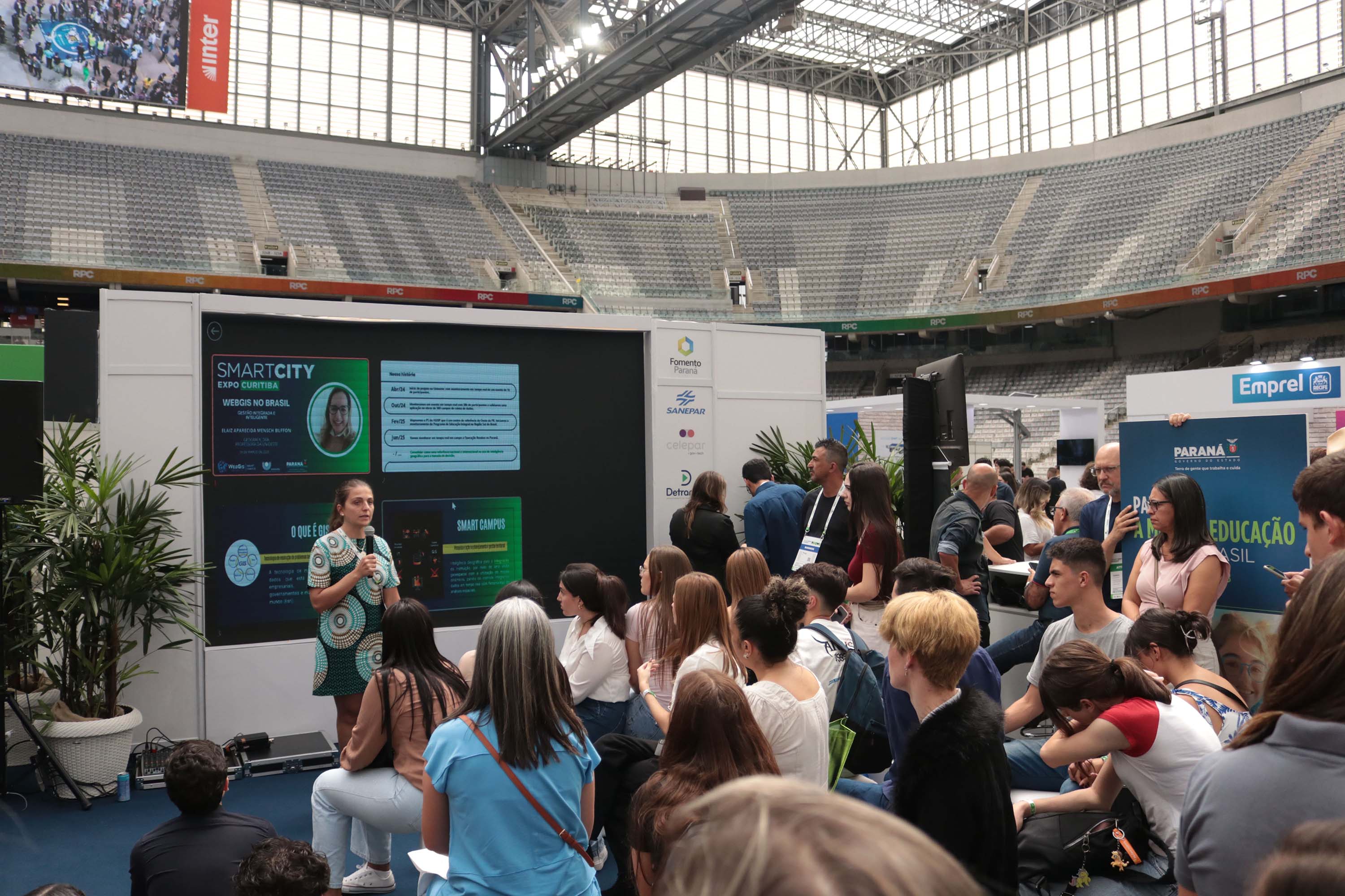 120 alunos matriculados no curso de qualificação profissional em Tecnologia da Informação participaram de um dia de visita na maior feira de cidades inteligentes das Américas.