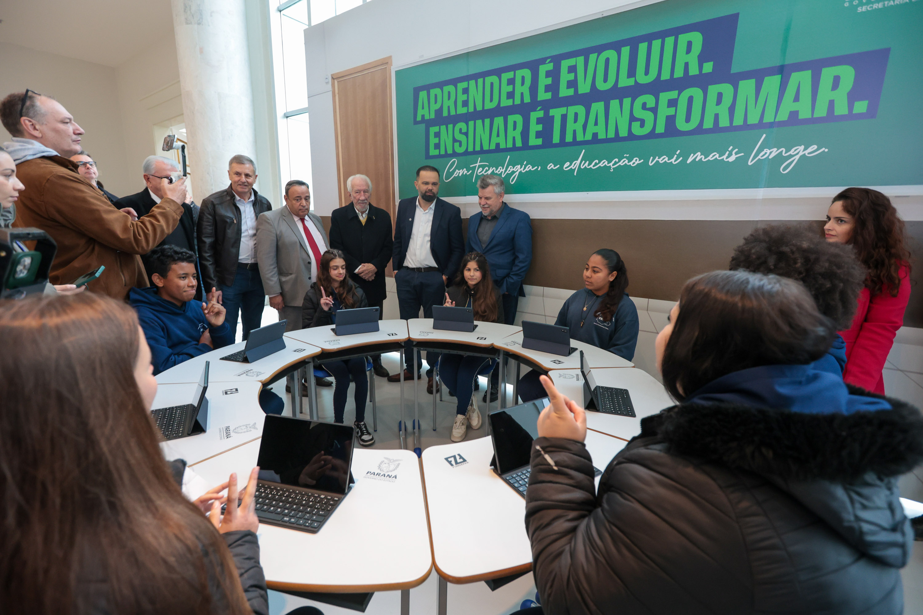 O governador em exercício Darci Piana participa nesta terça-feira (1), da entrega de 25.040 tablets para escolas da rede estadual