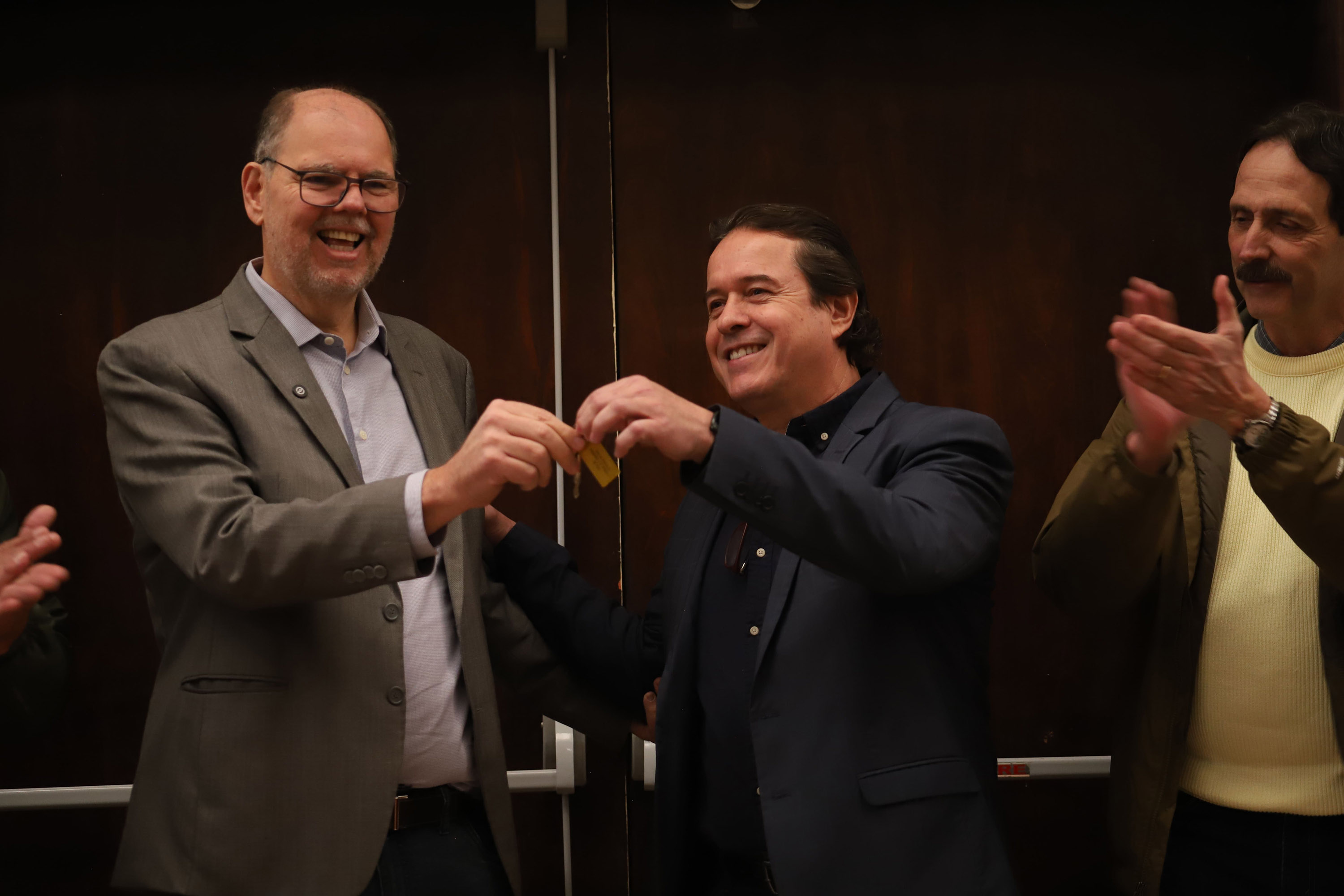 Estado faz entrega simbólica de chaves à entidade que assume a gestão do Hub GovTechs