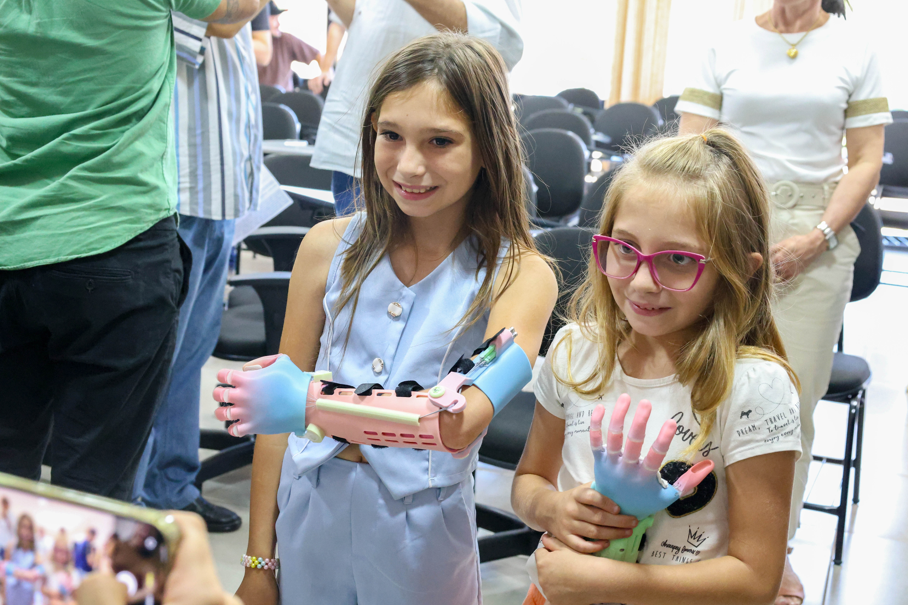 Menina conhece impressora 3D da Carreta da Inovação e recebe prótese de mão desenvolvida pelo Estado Foto: Prefeitura de Mamborê