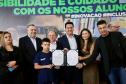 Governador Carlos Massa Ratinho Junior assina projeto Acessibilidade e cuidado com os nossos alunos. Foto: SEI-PR