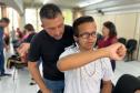 Óculos com inteligência artificial transformam vidas de alunos com deficiência visual no Paraná