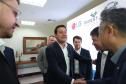 A multinacional sul-coreana LG Electronics escolheu o Paraná como local para a instalação da sua segunda fábrica no Brasil. O acordo que prevê a instalação da nova linha industrial na cidade de Fazenda Rio Grande, na Região Metropolitana de Curitiba, foi celebrado nesta sexta-feira (23) pelo governador Carlos Massa Ratinho Junior e o presidente global de Eletrodomésticos e Soluções de Ar-Condicionado da empresa, Jaecheol Lyu. Foto: Jonathan Campos/AEN