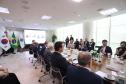 A multinacional sul-coreana LG Electronics escolheu o Paraná como local para a instalação da sua segunda fábrica no Brasil. O acordo que prevê a instalação da nova linha industrial na cidade de Fazenda Rio Grande, na Região Metropolitana de Curitiba, foi celebrado nesta sexta-feira (23) pelo governador Carlos Massa Ratinho Junior e o presidente global de Eletrodomésticos e Soluções de Ar-Condicionado da empresa, Jaecheol Lyu. Foto: Jonathan Campos/AEN