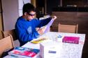 Por meio do projeto Óculos Amigo, Luiz Henrique da Rocha, 13 anos, recebeu um dispositivo que tem auxiliado o aluno da rede estadual de ensino a ter mais autonomia na escola e em casa. Por meio de uma câmera e saída de áudio, os óculos podem ler textos em qualquer superfície, identificar até 200 rostos, e reconhecer diversos objetos e cores.