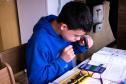 Por meio do projeto Óculos Amigo, Luiz Henrique da Rocha, 13 anos, recebeu um dispositivo que tem auxiliado o aluno da rede estadual de ensino a ter mais autonomia na escola e em casa. Por meio de uma câmera e saída de áudio, os óculos podem ler textos em qualquer superfície, identificar até 200 rostos, e reconhecer diversos objetos e cores.