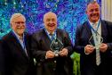 Curitiba e Assaí recebem em Barcelona o título de cidades inteligentes. Na foto, o CEO do ICF, John Jung; prefeito Rafael Greca e o prefeito de Assaí, Tuti Bontempo.