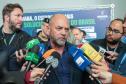 O governador Carlos Massa Ratinho Junior e o secretário de Estado da Segurança Pública, Hudson Teixeira, apresentaram nesta sexta-feira (23), no Palácio Iguaçu, as câmeras corporais que serão testadas pela Polícia Militar do Paraná (PMPR).
