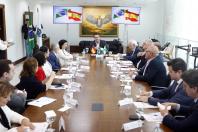 O governador Carlos Massa Ratinho Junior recebeu nesta quarta-feira (18), no Palácio Iguaçu, em Curitiba, a visita oficial da embaixadora da Espanha no Brasil, Mar Fernández-Palacios e apresentou as principais áreas de investimentos e os potenciais de negócios do Estado.