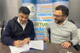 O secretário estadual de Inovação, Modernização e Transformação Digital (SEI), Marcelo Rangel, e o diretor-presidente da Fomento Paraná, Heraldo Neves, assinaram um acordo de cooperação técnica que formaliza uma parceria para divulgação de operações de crédito com foco em inovação e do Fime (Fundo de Inovação para Micro e Pequenas Empresas), com objetivo de incentivar a inovação nas empresas paranaenses.