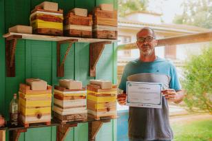 O produtor Erich de Barros Lange participou da capacitação realizada pelo Tecpar e já instalou caixas de abelhas na sua chácara em Morretes. Foto: Albori Ribeiro/Prefeitura de Morretes.