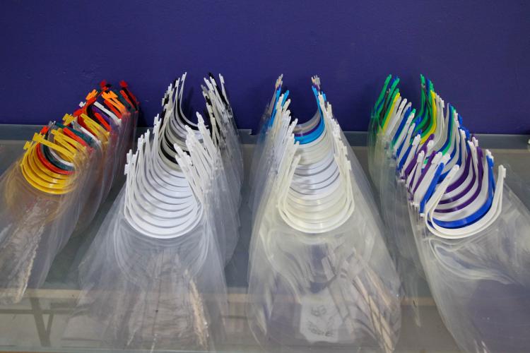 Faceshields são distribuídas à profissionais para auxiliar ao combate ao COVID-19.