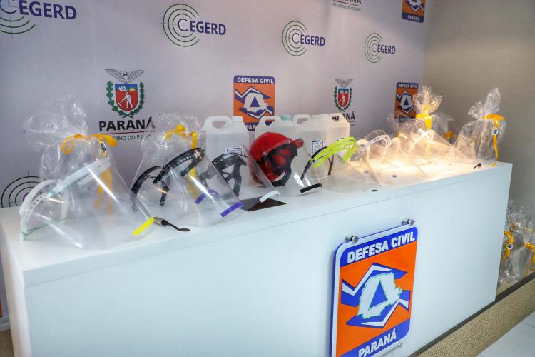 Faceshields são distribuídas à profissionais para auxiliar ao combate ao COVID-19.