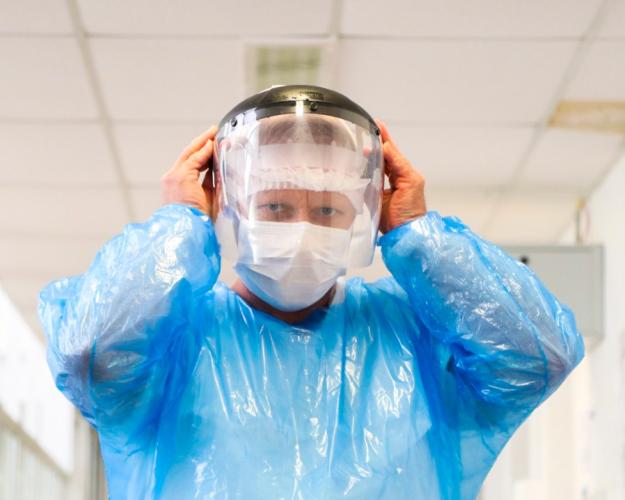 Faceshields são distribuídas à profissionais para auxiliar ao combate ao COVID-19.