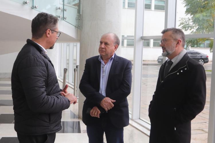 Gestores públicos estiveram reunidos nas dependências do Palácio Iguaçu na quarta-feira (1) para discutir a promoção da eletromobilidade no Paraná. Na ocasião, a Superintendência Geral de Inovação apresentou a frota de veículos elétricos que está à disposição do serviço público.