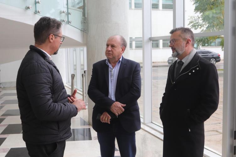 Gestores públicos estiveram reunidos nas dependências do Palácio Iguaçu na quarta-feira (1) para discutir a promoção da eletromobilidade no Paraná. Na ocasião, a Superintendência Geral de Inovação apresentou a frota de veículos elétricos que está à disposição do serviço público.