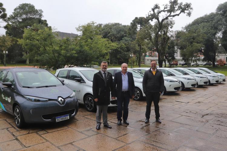 Gestores públicos estiveram reunidos nas dependências do Palácio Iguaçu na quarta-feira (1) para discutir a promoção da eletromobilidade no Paraná. Na ocasião, a Superintendência Geral de Inovação apresentou a frota de veículos elétricos que está à disposição do serviço público.