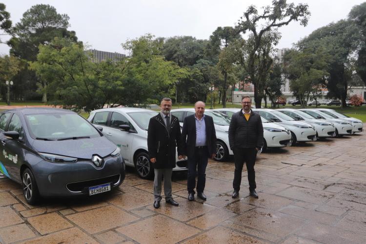 Gestores públicos estiveram reunidos nas dependências do Palácio Iguaçu na quarta-feira (1) para discutir a promoção da eletromobilidade no Paraná. Na ocasião, a Superintendência Geral de Inovação apresentou a frota de veículos elétricos que está à disposição do serviço público.