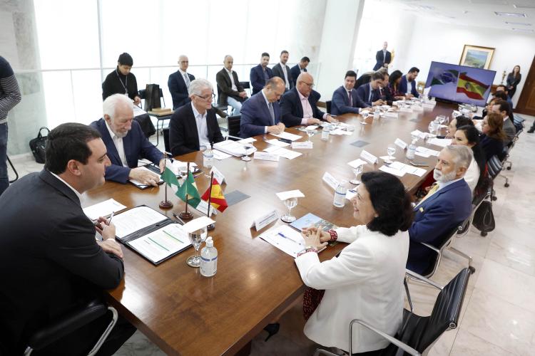 O governador Carlos Massa Ratinho Junior recebeu nesta quarta-feira (18), no Palácio Iguaçu, em Curitiba, a visita oficial da embaixadora da Espanha no Brasil, Mar Fernández-Palacios e apresentou as principais áreas de investimentos e os potenciais de negócios do Estado.