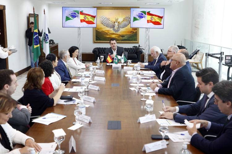 O governador Carlos Massa Ratinho Junior recebeu nesta quarta-feira (18), no Palácio Iguaçu, em Curitiba, a visita oficial da embaixadora da Espanha no Brasil, Mar Fernández-Palacios e apresentou as principais áreas de investimentos e os potenciais de negócios do Estado.