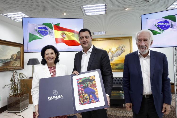 O governador Carlos Massa Ratinho Junior recebeu nesta quarta-feira (18), no Palácio Iguaçu, em Curitiba, a visita oficial da embaixadora da Espanha no Brasil, Mar Fernández-Palacios e apresentou as principais áreas de investimentos e os potenciais de negócios do Estado.