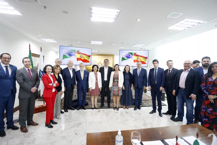 O governador Carlos Massa Ratinho Junior recebeu nesta quarta-feira (18), no Palácio Iguaçu, em Curitiba, a visita oficial da embaixadora da Espanha no Brasil, Mar Fernández-Palacios e apresentou as principais áreas de investimentos e os potenciais de negócios do Estado.