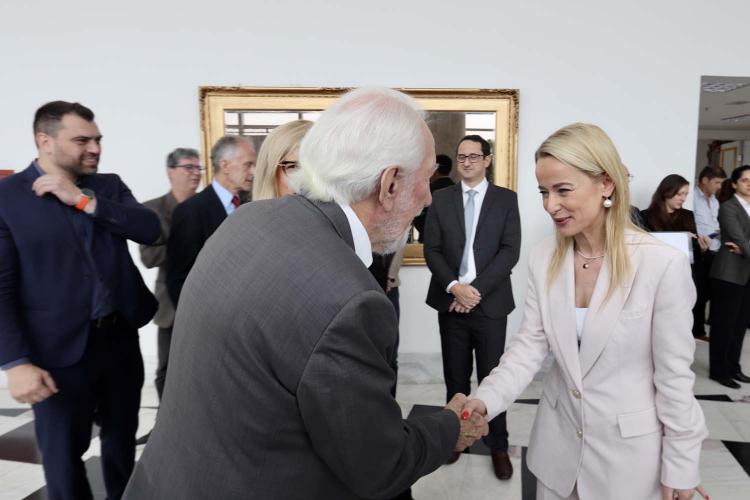 Com o objetivo de promover trocas de experiências econômicas, científicas, turísticas e culturais, o Governo do Paraná assinou nesta segunda-feira (17), no Palácio Iguaçu, um Termo de Cooperação Técnica com o Governo da Silésia, a província mais industrializada da Polônia. O documento que intensifica as parcerias entre as duas regiões foi assinado pelo vice-governador Darci Piana e pela vice-governadora da Silésia, Anna Jedynak.