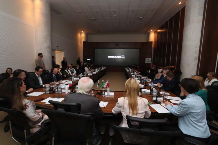 Com o objetivo de promover trocas de experiências econômicas, científicas, turísticas e culturais, o Governo do Paraná assinou nesta segunda-feira (17), no Palácio Iguaçu, um Termo de Cooperação Técnica com o Governo da Silésia, a província mais industrializada da Polônia. O documento que intensifica as parcerias entre as duas regiões foi assinado pelo vice-governador Darci Piana e pela vice-governadora da Silésia, Anna Jedynak.
