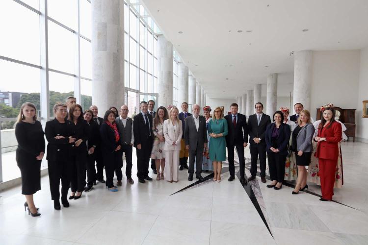 Com o objetivo de promover trocas de experiências econômicas, científicas, turísticas e culturais, o Governo do Paraná assinou nesta segunda-feira (17), no Palácio Iguaçu, um Termo de Cooperação Técnica com o Governo da Silésia, a província mais industrializada da Polônia. O documento que intensifica as parcerias entre as duas regiões foi assinado pelo vice-governador Darci Piana e pela vice-governadora da Silésia, Anna Jedynak.