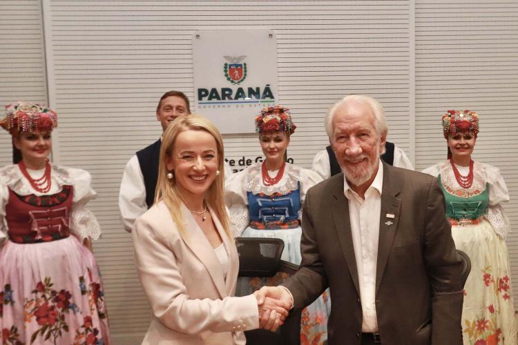 Com o objetivo de promover trocas de experiências econômicas, científicas, turísticas e culturais, o Governo do Paraná assinou nesta segunda-feira (17), no Palácio Iguaçu, um Termo de Cooperação Técnica com o Governo da Silésia, a província mais industrializada da Polônia. O documento que intensifica as parcerias entre as duas regiões foi assinado pelo vice-governador Darci Piana e pela vice-governadora da Silésia, Anna Jedynak.