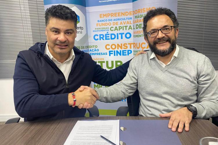O secretário estadual de Inovação, Modernização e Transformação Digital (SEI), Marcelo Rangel, e o diretor-presidente da Fomento Paraná, Heraldo Neves, assinaram um acordo de cooperação técnica que formaliza uma parceria para divulgação de operações de crédito com foco em inovação e do Fime (Fundo de Inovação para Micro e Pequenas Empresas), com objetivo de incentivar a inovação nas empresas paranaenses.