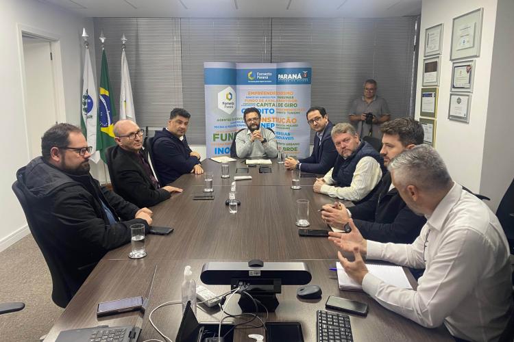O secretário estadual de Inovação, Modernização e Transformação Digital (SEI), Marcelo Rangel, e o diretor-presidente da Fomento Paraná, Heraldo Neves, assinaram um acordo de cooperação técnica que formaliza uma parceria para divulgação de operações de crédito com foco em inovação e do Fime (Fundo de Inovação para Micro e Pequenas Empresas), com objetivo de incentivar a inovação nas empresas paranaenses.