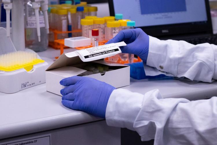 Com apoio do Estado, bióloga curitibana cria kit de diagnóstico rápido de câncer de mama - O projeto foi criado pela bióloga Maria Luiza Ferreira dos Santos, 30, aluna de doutorado da Fundação Oswaldo Cruz (Fiocruz). Foto: Raphaella Piovezan/SEI-PR