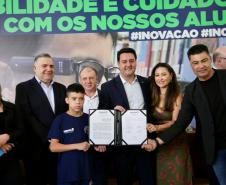 Governador Carlos Massa Ratinho Junior assina projeto Acessibilidade e cuidado com os nossos alunos. Foto: SEI-PR