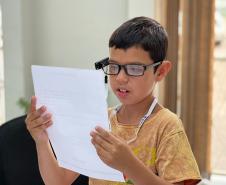 Óculos com inteligência artificial transformam vidas de alunos com deficiência visual no Paraná