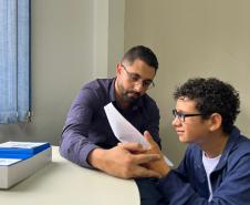 Óculos com inteligência artificial transformam vidas de alunos com deficiência visual no Paraná