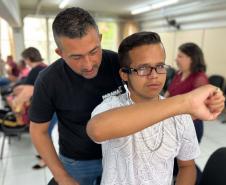 Óculos com inteligência artificial transformam vidas de alunos com deficiência visual no Paraná