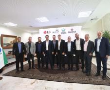 A multinacional sul-coreana LG Electronics escolheu o Paraná como local para a instalação da sua segunda fábrica no Brasil. O acordo que prevê a instalação da nova linha industrial na cidade de Fazenda Rio Grande, na Região Metropolitana de Curitiba, foi celebrado nesta sexta-feira (23) pelo governador Carlos Massa Ratinho Junior e o presidente global de Eletrodomésticos e Soluções de Ar-Condicionado da empresa, Jaecheol Lyu. Foto: Jonathan Campos/AEN