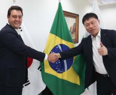 A multinacional sul-coreana LG Electronics escolheu o Paraná como local para a instalação da sua segunda fábrica no Brasil. O acordo que prevê a instalação da nova linha industrial na cidade de Fazenda Rio Grande, na Região Metropolitana de Curitiba, foi celebrado nesta sexta-feira (23) pelo governador Carlos Massa Ratinho Junior e o presidente global de Eletrodomésticos e Soluções de Ar-Condicionado da empresa, Jaecheol Lyu. Foto: Jonathan Campos/AEN