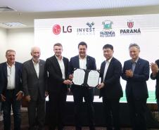 A multinacional sul-coreana LG Electronics escolheu o Paraná como local para a instalação da sua segunda fábrica no Brasil. O acordo que prevê a instalação da nova linha industrial na cidade de Fazenda Rio Grande, na Região Metropolitana de Curitiba, foi celebrado nesta sexta-feira (23) pelo governador Carlos Massa Ratinho Junior e o presidente global de Eletrodomésticos e Soluções de Ar-Condicionado da empresa, Jaecheol Lyu. Foto: Jonathan Campos/AEN