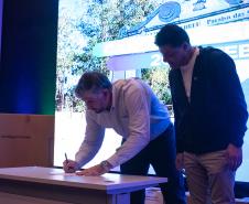 SEI entrega notebooks, computadores e telas interativas para seis municípios do Estado