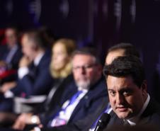 O governador Carlos Massa Ratinho Junior durante reunião com representantes do governo de Alberta, no Canadá.