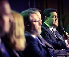 O governador Carlos Massa Ratinho Junior durante reunião com representantes do governo de Alberta, no Canadá.
