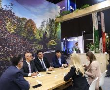 O governador Carlos Massa Ratinho Junior durante reunião com representantes do governo de Alberta, no Canadá.