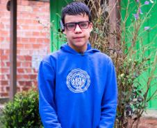 Por meio do projeto Óculos Amigo, Luiz Henrique da Rocha, 13 anos, recebeu um dispositivo que tem auxiliado o aluno da rede estadual de ensino a ter mais autonomia na escola e em casa. Por meio de uma câmera e saída de áudio, os óculos podem ler textos em qualquer superfície, identificar até 200 rostos, e reconhecer diversos objetos e cores.