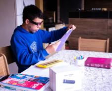 Por meio do projeto Óculos Amigo, Luiz Henrique da Rocha, 13 anos, recebeu um dispositivo que tem auxiliado o aluno da rede estadual de ensino a ter mais autonomia na escola e em casa. Por meio de uma câmera e saída de áudio, os óculos podem ler textos em qualquer superfície, identificar até 200 rostos, e reconhecer diversos objetos e cores.